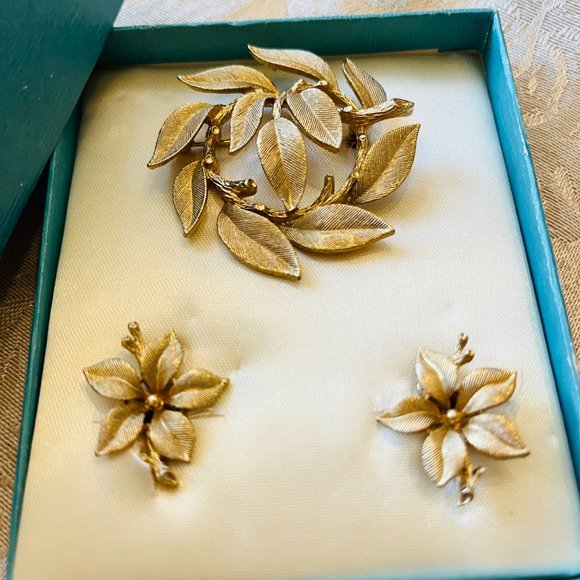 Vintage Jewelry - VTG Lisner Brooch and clip on earrings